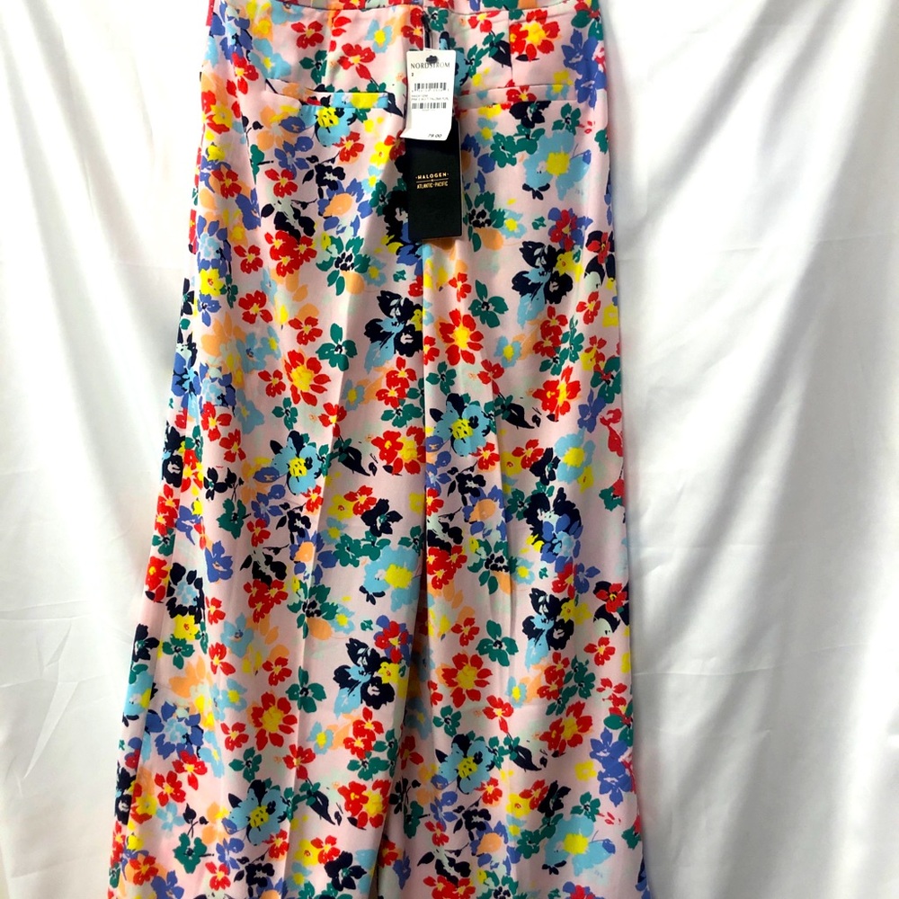 Halogen wide-leg pants with silky patterns and stylish patterns
